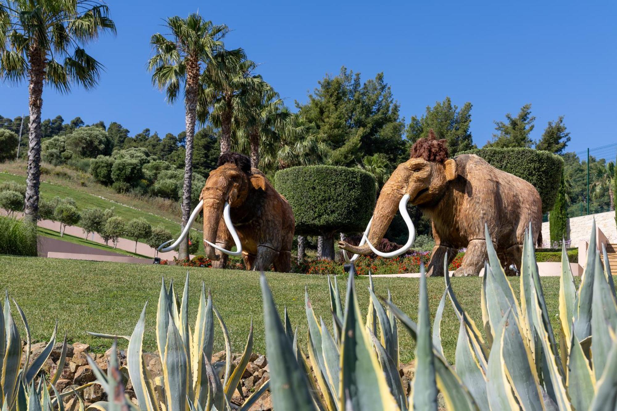 Miraggio Thermal Spa Resort Paliouri Exteriör bild Life restoration of a pair of the Pleistocene mammoths, Mamuteus, or Columbian mammoths
