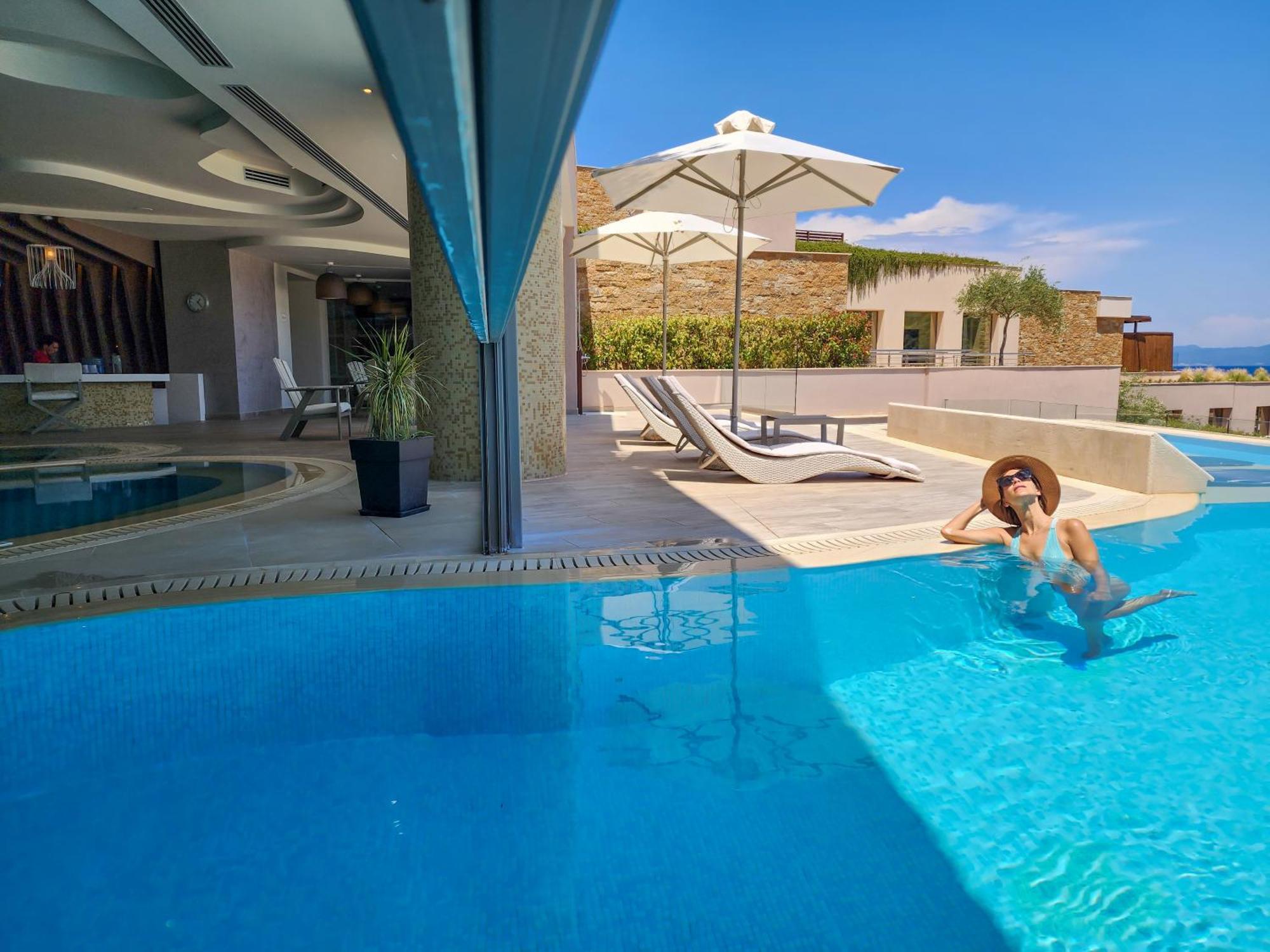 Miraggio Thermal Spa Resort Paliouri Exteriör bild A pool at a luxury hotel