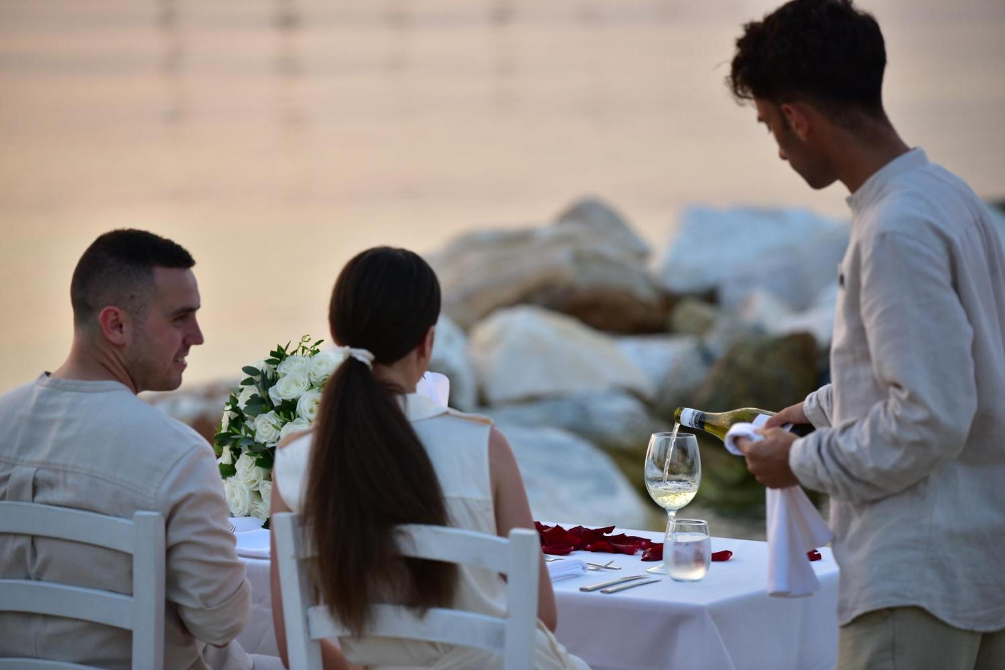 Miraggio Thermal Spa Resort Paliouri Exteriör bild A waiter serving wine